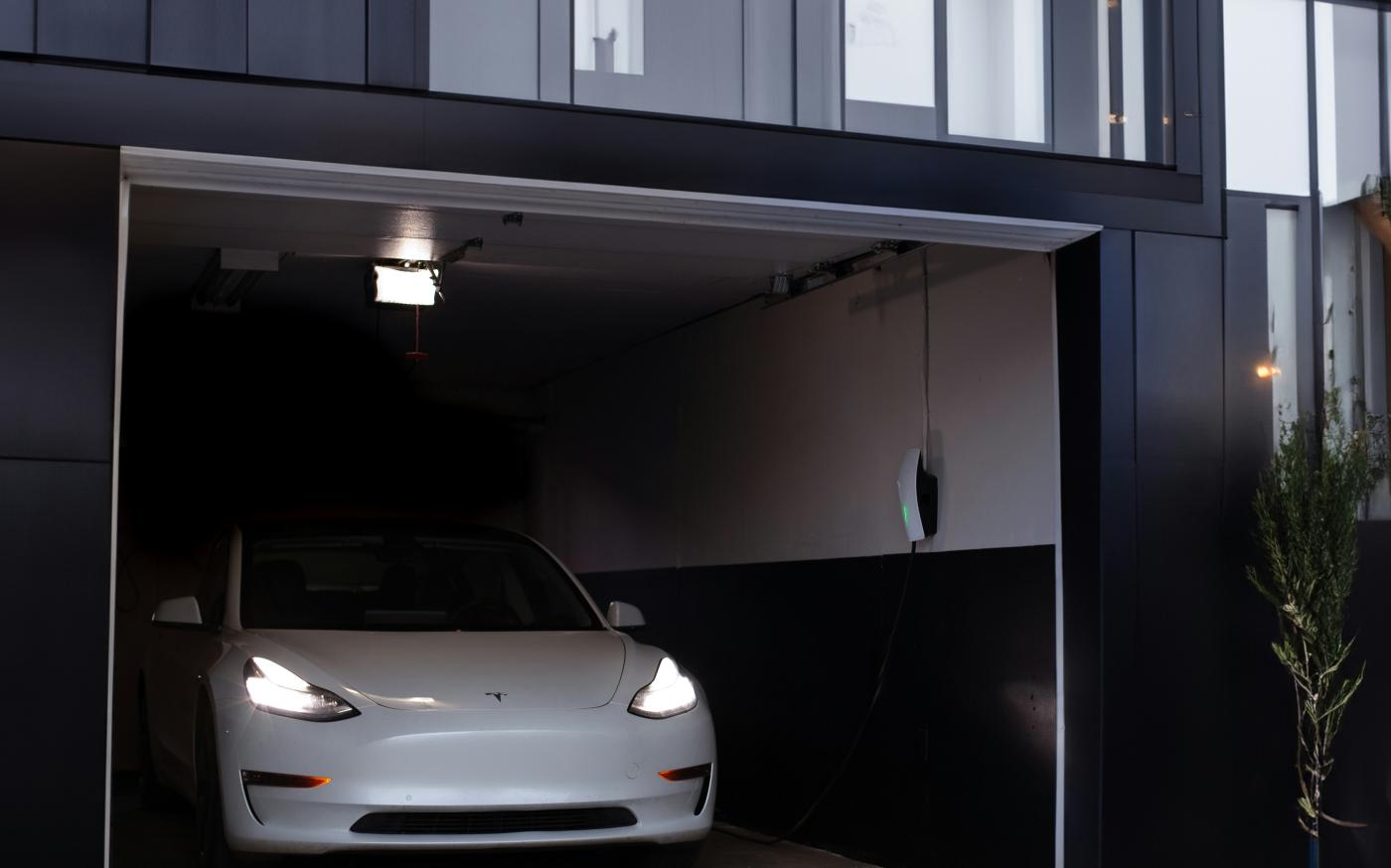 a white car is parked in a garage by Priscilla Du Preez 🇨🇦 courtesy of Unsplash.